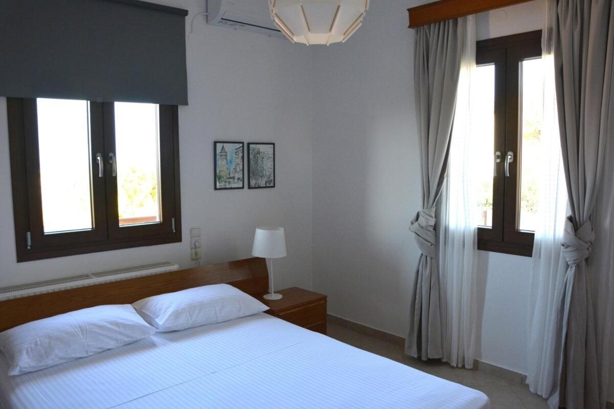 Villa Thalia กูเวส ภายนอก รูปภาพ