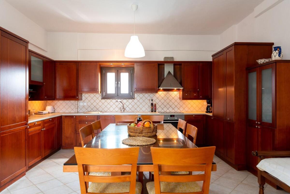 Villa Thalia กูเวส ภายนอก รูปภาพ